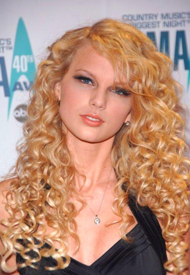2006 yılında Taylor Swift kendi adını taşıyan albümüyle müzik piyasasına giriş yaptı. Ama ne giriş! Aslan yelesi gibi saçlar, siyah kadife elbise...