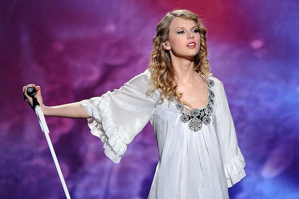Taylor Swift'in modernleşmeye çalışan taşra kızı stilinin dönüşümü biraz sancılı oldu.