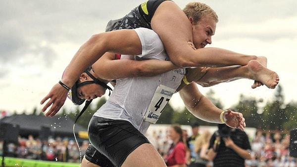 5. Finlandiya'da her yıl "Eş Taşıma Yarışması" düzenleniyor. Finlandiya'nın en eski etkinliklerinden biri olan yarışmada; insanlar, eşlerini en hızlı ve en ileriye taşımak için birbirleriyle mücadele ediyor.
