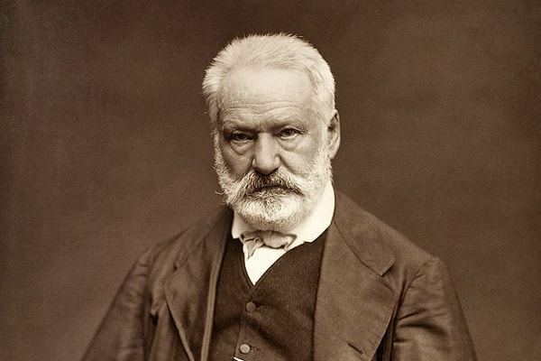 10. "Чтобы изменить человека, нужно начинать с его..." Виктор Гюго