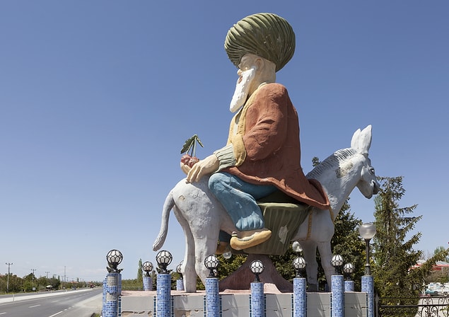 Nasreddin Hoca'ya atfedilen, toplum zihniyetindeki çürümüş zihniyetin eleştirisini yapan fıkralar ele aldığımız bu tip tartışmalı fıkraların sayısını aşıyor.