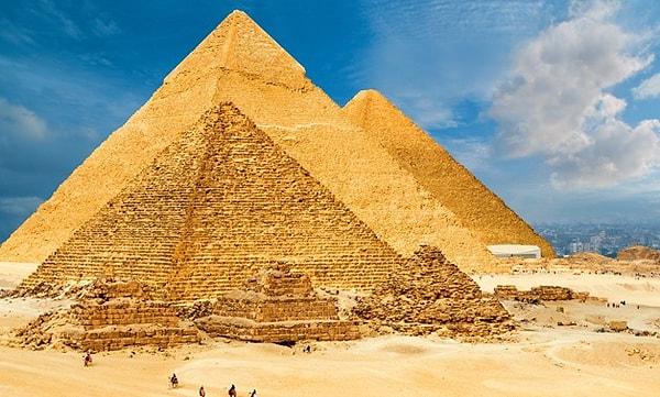 12. Mısır'daki en büyük piramit yaklaşık 2 milyon taş bloktan oluşuyor ve her biri yaklaşık 2 buçuk ton ağırlığında.