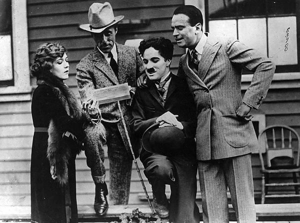 1. Hollywood’un ilk yönetmeni 1910 yılında çektiği 7 dakikalık filmi ‘In Old California’ ile D. W. Griffith’tir.