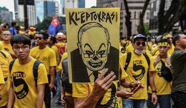 17. Malezya'da, insanların sarı renkli kıyafetler giymesi yasaktır.