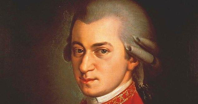 9. İlk cinsel deneyimini kuzeniyle yaşayan Wolfgang Amadeus Mozart, biricik aşkı Aloisia'nın duygularına karşılık vermemesi üzerine, kız kardeşiyle yani baldızıyla evlenmiştir.