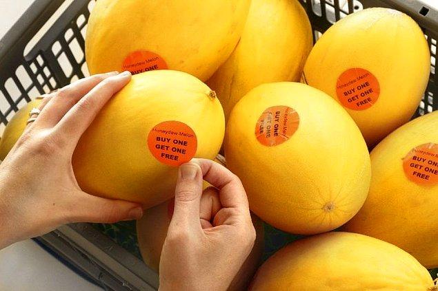 Bazı meyve ve sebzelerin üzerindeki etiketler yenilebilir.