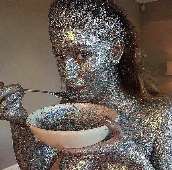 11. Ммм... Ладно не будем задаваться вопросом зачем она так сделала. Меня больше интересует, как она потом отмылась.