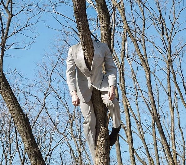 12. Ну и вот вам еще снимок с костюмом на дереве напоследок. Кто-то даже заморочился и приделал пластиковые руки. Ужас-то какой...