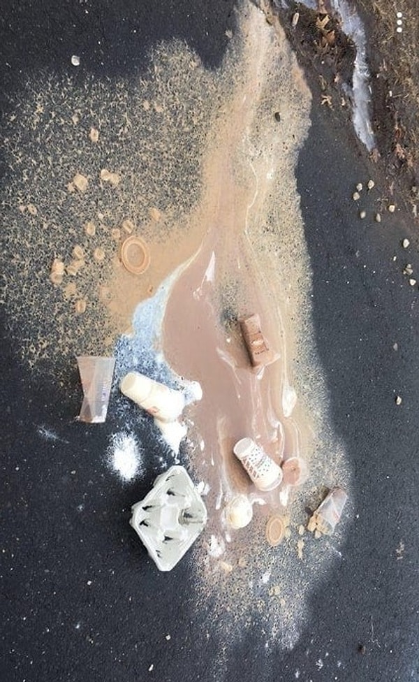 8. Полные руки вкусняшек плюс плохая координация — не самое лучшее сочетание.