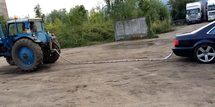 Traktörü Çekemeyince Sinirden Kendi Arabasını Heba Eden Adam