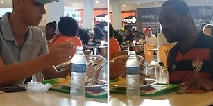 Yemek Yerken Zorlanan Adama Yardım Eden Güzel Kalpli Fast Food Çalışanı