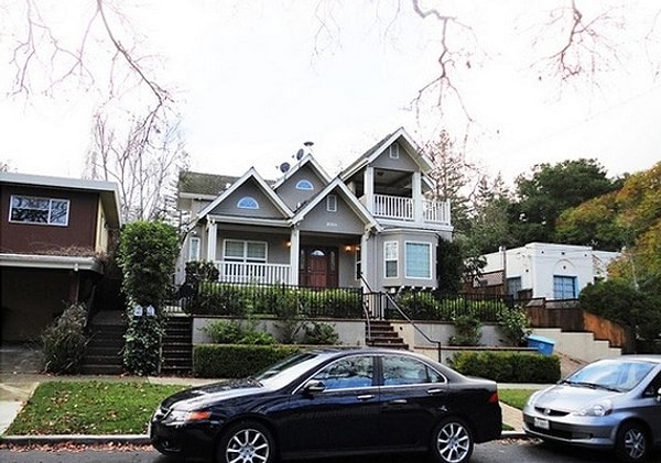 9. Марк Цукерберг, который не очень-то заботится о конфиденциальности пользователей, потратил 30 млн долларов в 2013 году, чтобы усилить личную безопасность, выкупив все дома вокруг своего особняка.