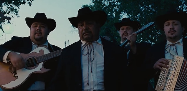 13. Sınırı geçtikten sonra, Moss bir Mariachi Grubu tarafından karşılandı. Söyledikleri şarkı tercüme edildiğinde, filme atıfta bulundukları anlaşılıyordu.