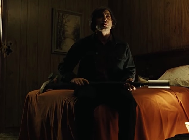 5. Chigurh'un Captive Bolt Pistol'ı film için özel yapılmıştır. Gerçek hayatta böyle bir cihaz tabii ki yoktur.