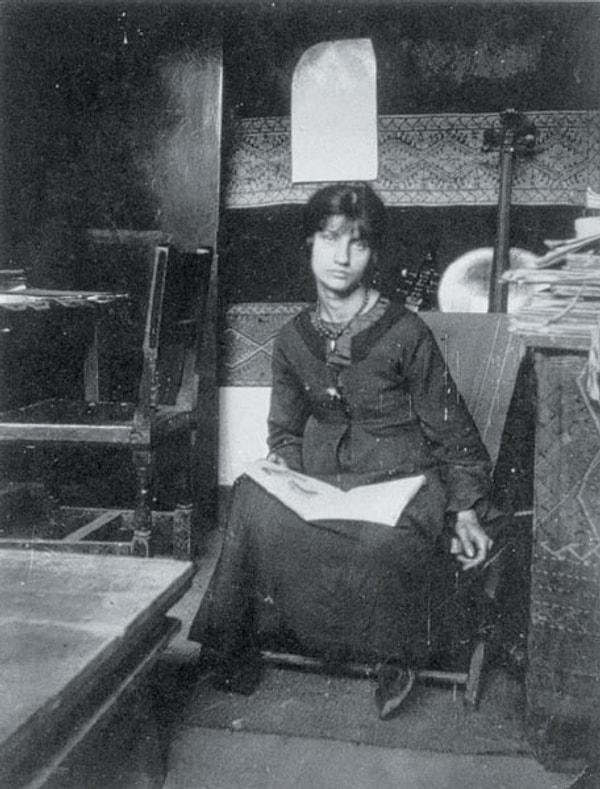 1918 yılında Jeanne ve Modigliani çifti, ilk bebeklerini kucaklarına aldılar. Fakat bir bebeğe bakabilecek kadar para kazanamıyorlardı.