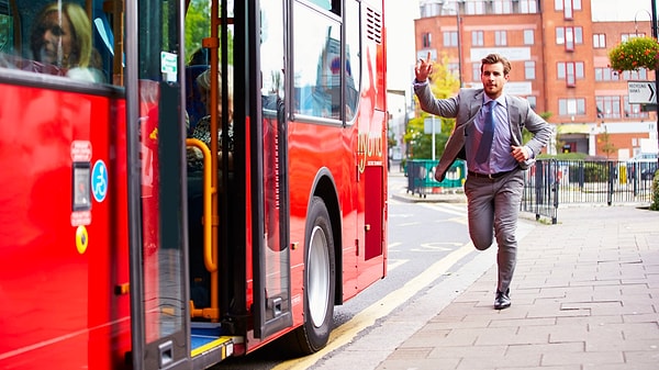 1. Вы сидите в автобусе, который стоит на остановке, как вдруг замечаете человека, который бежит со всех ног, стараясь успеть, и машет руками. Ваши действия: