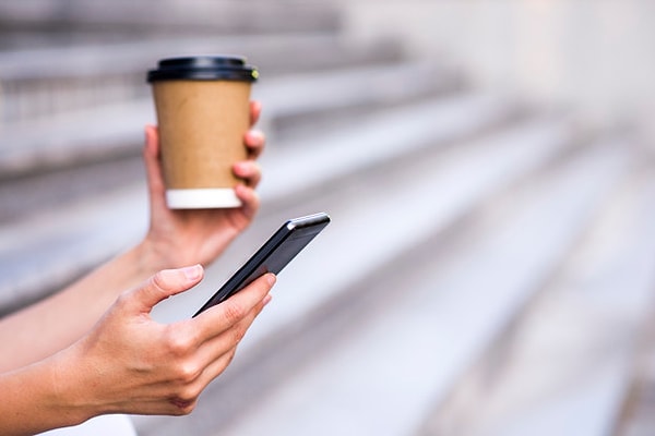 6. В свой обеденный перерыв вы собираетесь сбегать в кофейню за латте. Спросите ли вы у коллег, хотят ли они кофе?