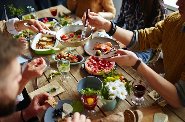 5. Вы болтаете с родными на семейном ужине, как вдруг звонит ваш мобильный. Как вы поступите?