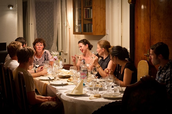 12. Друг пригласил вас присоединиться к семейному ужину. Купите что-нибудь?