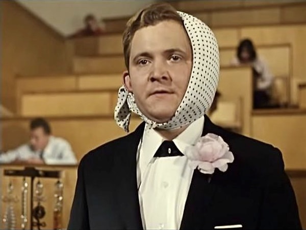 8. Какая кличка была у студента, которого сыграл Виктор Павлов в новелле "Наваждение"?