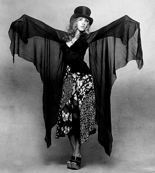 Böylece 1975 yılında Fleetwood Mac'e dahil olduğu andan itibaren Stevie Nicks hakkında sürekli cadılık iddiaları ortaya atılıyor; ak büyünün temsilcisi olarak görülüyordu.