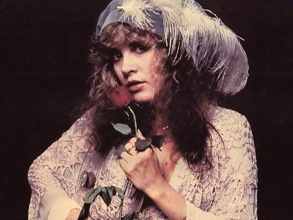 Solo kariyerinde de pek çok imza bıraktı. Mesela 1981 yılında çıkardığı ilk solo albümüne Bella Donna adını verdi.