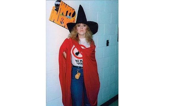Küçüklükten gelen bir şey bu Stevie için. Daha ilkokuldayken üç yıl üst üste Cadılar Bayramı'nda cadı kostümü giyinmiş. Annesi bu duruma müdahale etmek zorunda bile kalmış!