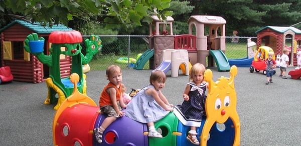 1. Представь, что ты пришел(ла) в парк со своим ребенком. Пока ты читал(а) газету, он успел вернуться со слезами на глазах, потому что никто не хочет с ним играть. Какой была бы твоя реакция?