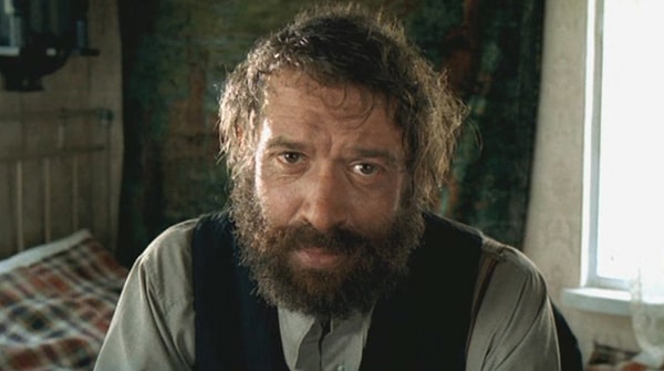 6. Человек из провинциального городка все силы отдал на то, чтобы его сын-скрипач добился успеха. Однако когда отец приехал к отпрыску, то его родной человек встретил его совсем не так, как он ожидал. О каком фильме идет речь?