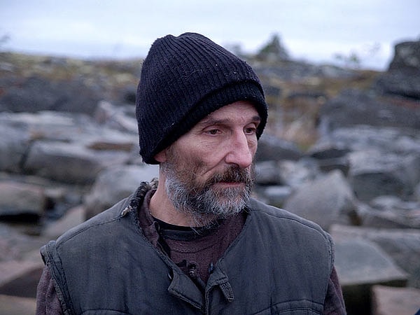 7. А этот сюжет вам знаком? Анатолий во время Второй мировой войны по приказу немцев расстреливает своего товарища. Спустя годы о чудесных способностях священника начинают ходить легенды. Однако он сам не может простить себе совершенный когда-то грех.