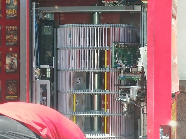 5. Ucuza DVD satın alınan Redbox makinelerinin iç kısmı.