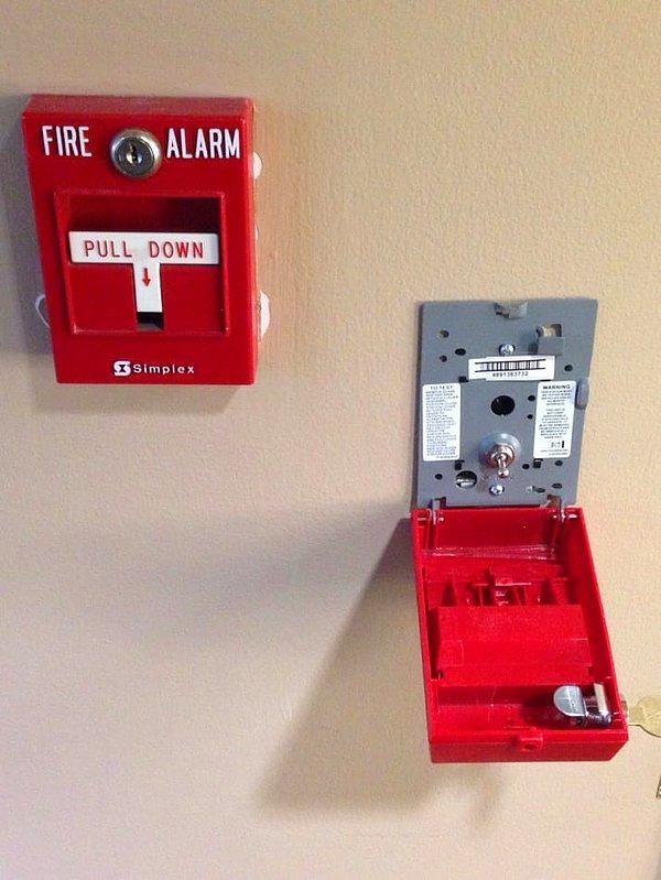 13. Yangın alarmının iç kısmı. Aslında içinde sadece küçük bir düğme var!