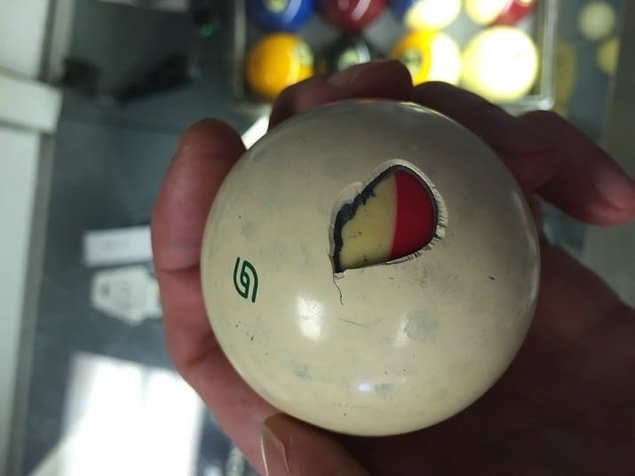 14. İçinde başka bir top olan bilardo topu!