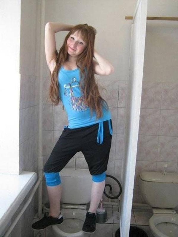 17. Где же еще делать секси-селфи, кроме как не в туалете, стоя на унитазе?