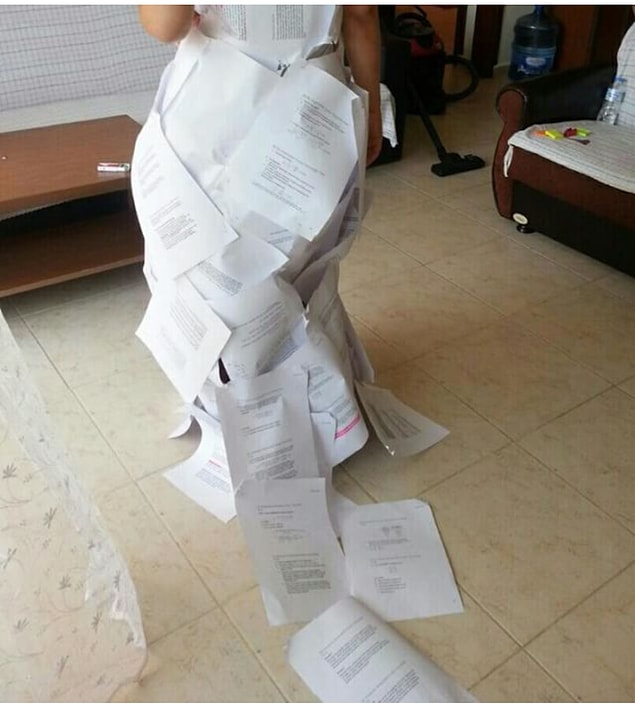 10. "Artık nasıl bıkmışsak arkadaşa notlardan kuyruklu elbise yapmıştık." 🤣