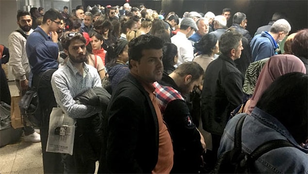 Sağlık ekiplerinin yaptığı incelemede raylara düştüğü belirtilen kişinin hayatını kaybettiği belirlendi.