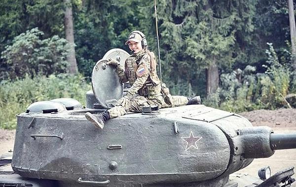 9. Silah Tutkunu Elena Sovyet T 34 Tankında