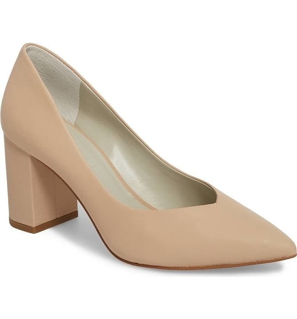 8. Купите простые классические туфли в нейтральном цвете, которые будут смотреться шикарно практически со всем