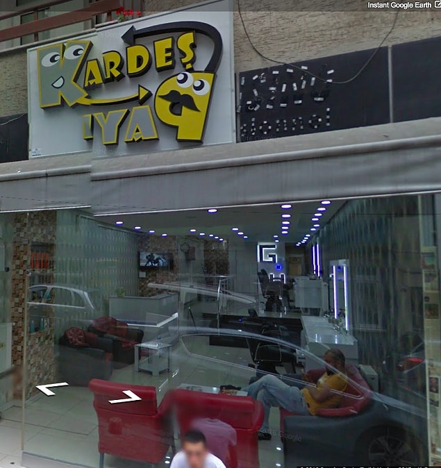 9. Sadece enseleri alan değil, saçı iki eşit parçaya bölüp yarısını müşteriye veren berber