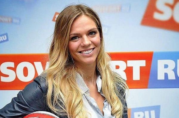 2. Эта очаровательная блондинка должна быть хорошо вам знакома.