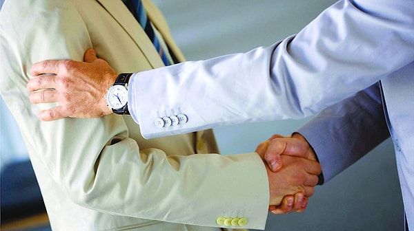 3. Похлопывание по плечу