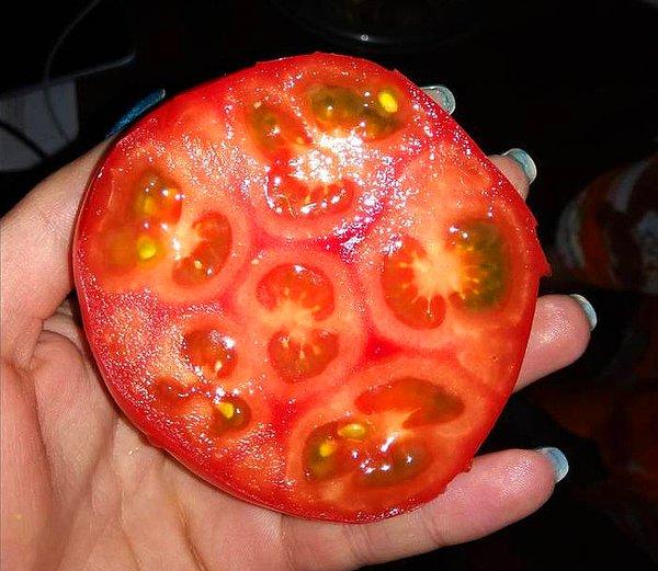 10. Mini domatesli bir domates.