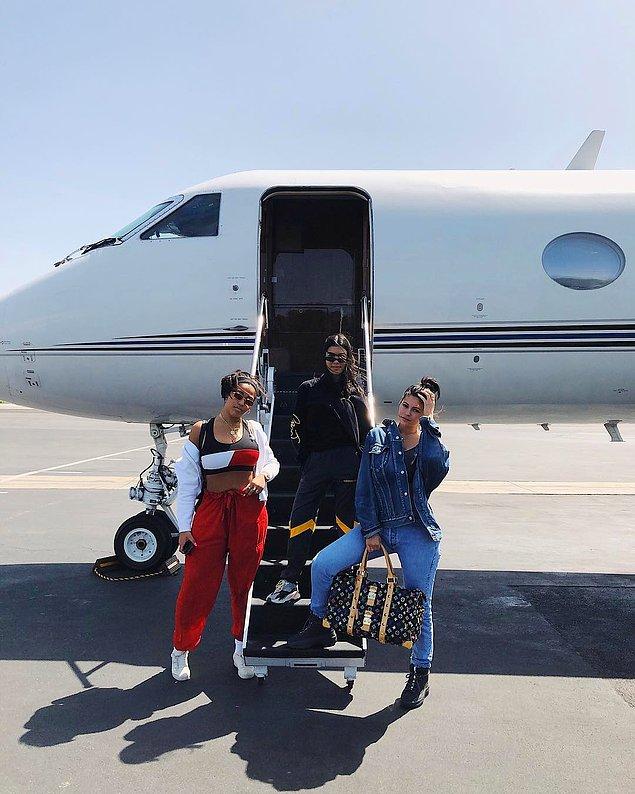 Kylie Jenner, sevgilisi Travis'i ve Kardashian ablalarını alıp, özel uçağa atlayıp geliverdi festival alanına...