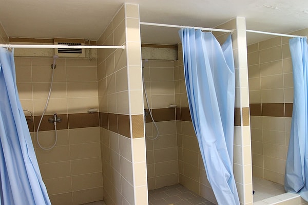 5. Занимайте очередь в душ заранее