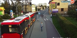 Arkadaşı Tarafından Otobüsün Altına İtilen Kadın Mucizevi Bir Şekilde Kurtuldu!