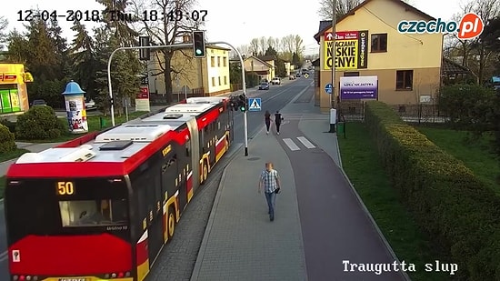 Arkadaşı Tarafından Otobüsün Altına İtilen Kadın Mucizevi Bir Şekilde Kurtuldu!