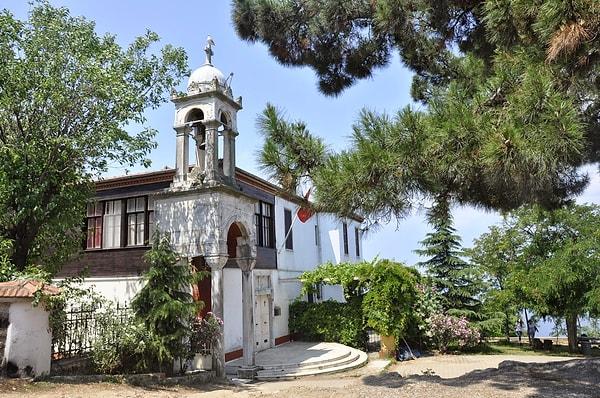 Ortodoks'ların gözbebeği olan kilise adanın en güzel yerinde konumlanmış durumda. Büyükada’nın göğe en yakın noktalarından biri olan Yüce Tepe'de. Adaya indiğinizde ise bu tepeye çıkmak büyük bir azap.
