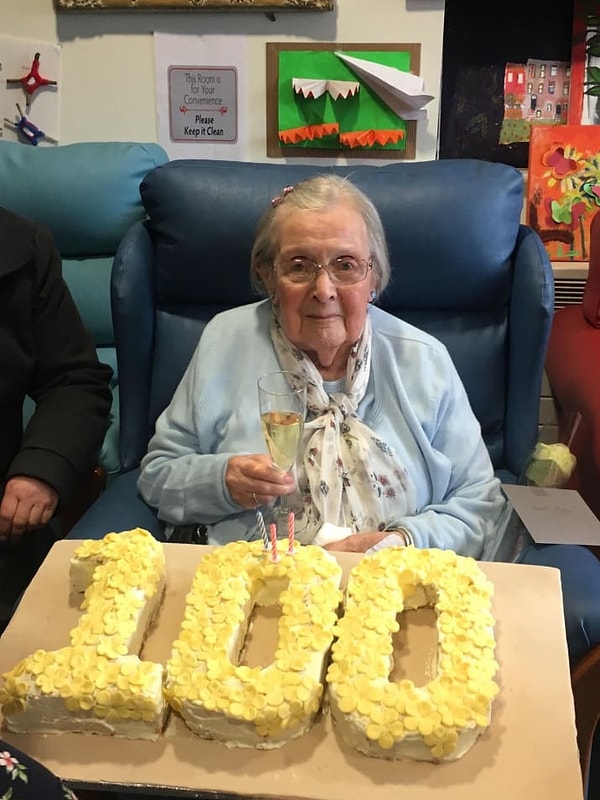 12. Бабушка, празднующая свое столетие! Желаем всем дожить до этой даты!
