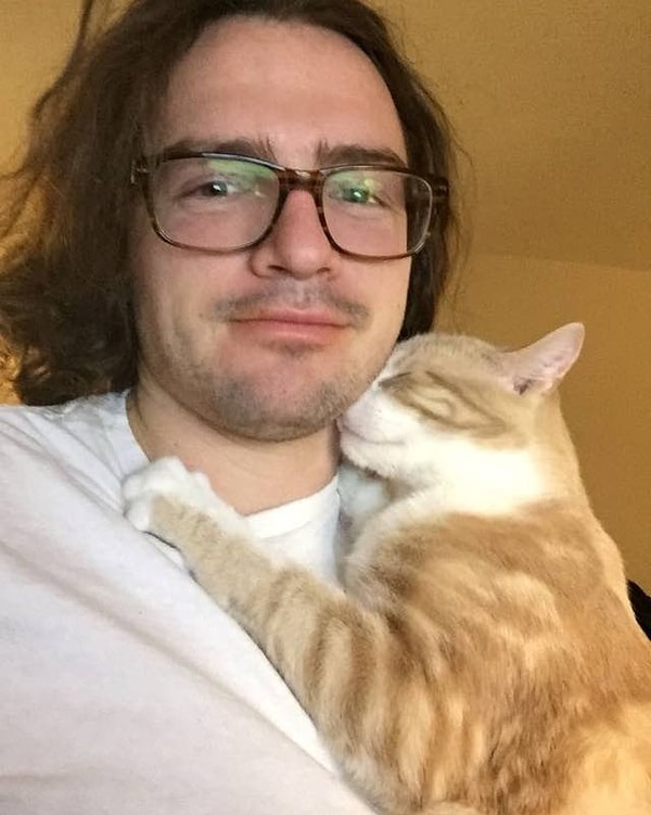 15. Этот кот не может перестать обнимать своего хозяина, который забрал его из приюта
