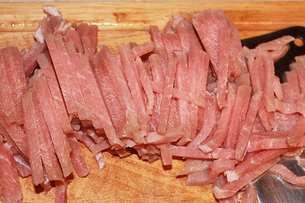 6. Замороженное мясо легче и быстрее режется. Куски будут тонкими и красивыми.